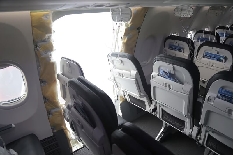 Boeing 737 MAX 9 — la porte-bouchon Alaska Airlines 1282 (5 janvier 2024)